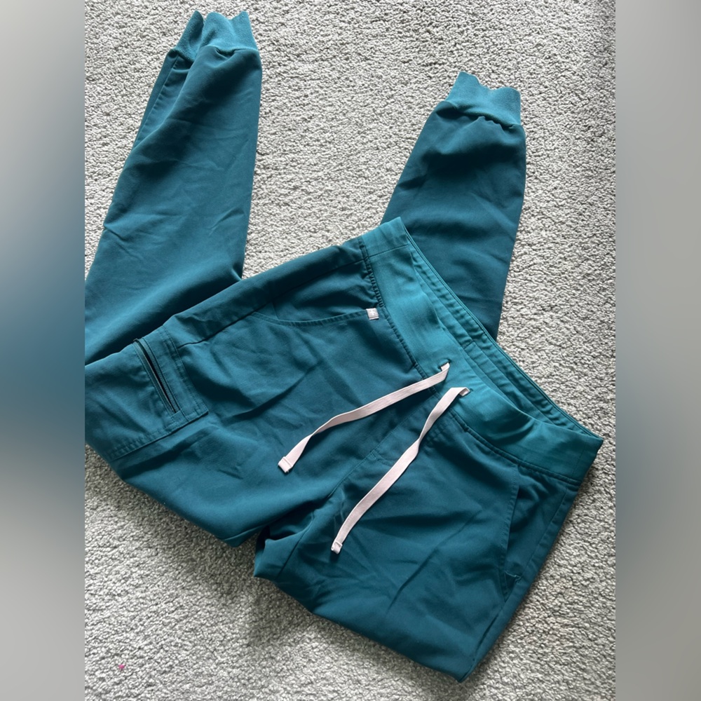 Women’s Small/ Tall Figs Jogger Pants